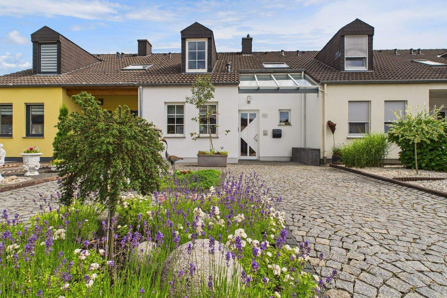 Schlossstraße 22 in Trier-Quint ist schon Noblesse genug - vor allem Perfektion mit Moselblick! – Trier – Bild 1 von 9