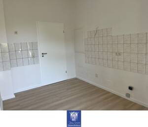 Eindrucksvolle Familienwohnung mit Wintergarten und Balkon in elbnaher Umgebung! – 1279 Dresden – Vorschaubild 8