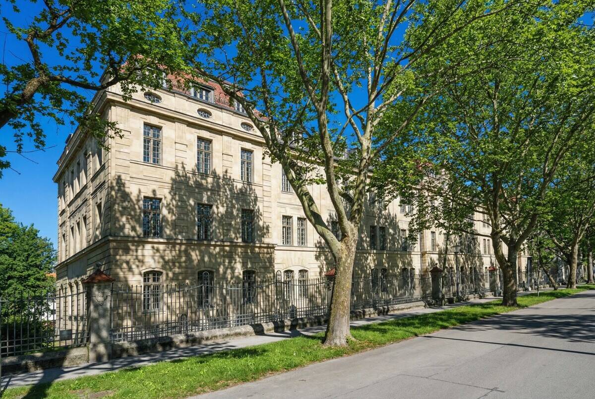 *Herrschaftliches Wohnen in denkmalgeschützem Anwesen in zentraler Lage * – München – Bild 1 von 9