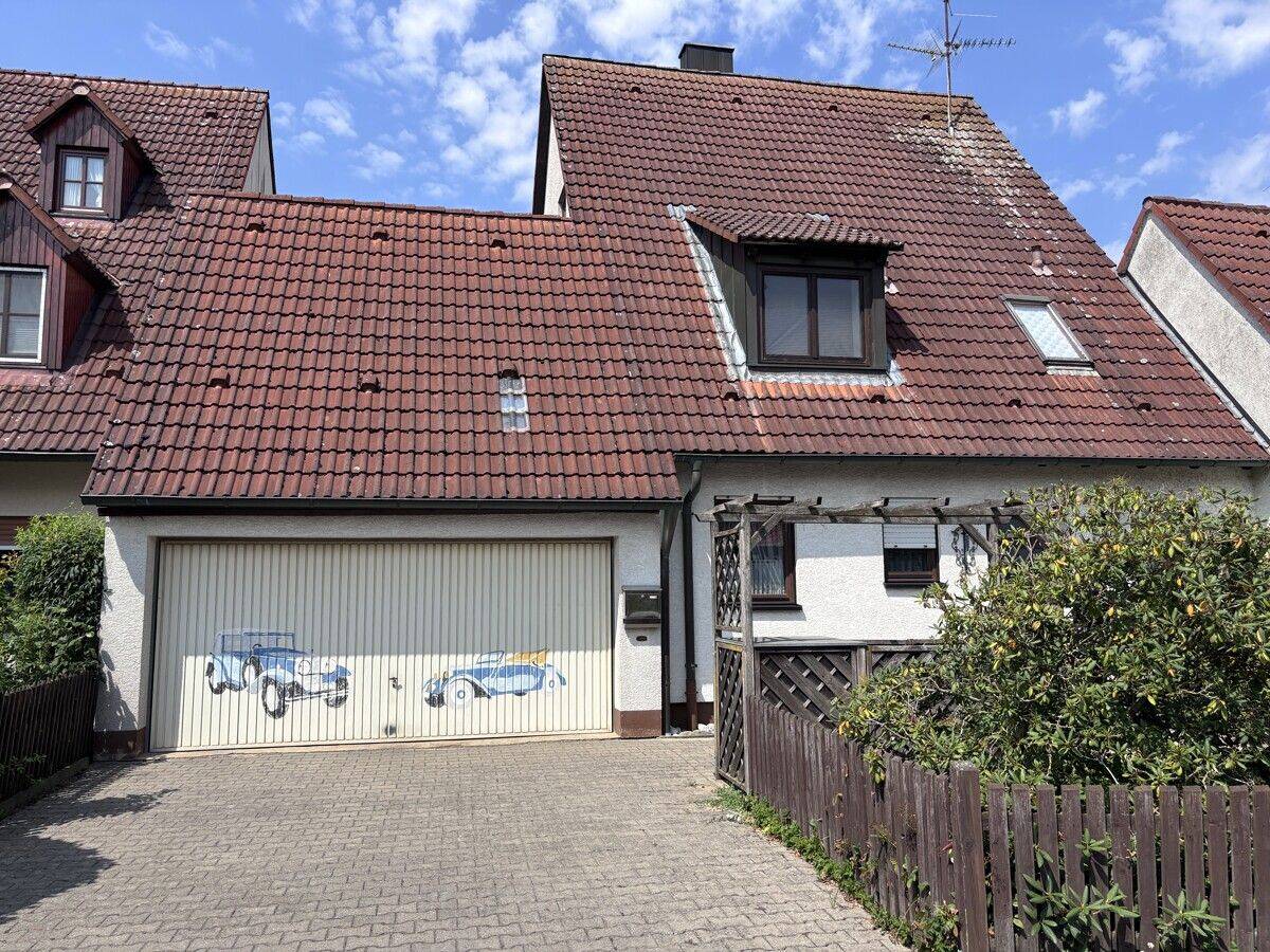 Einfamilienhaus mit neuer Wärmepumpe – 91056 Erlangen – Bild 1 von 9