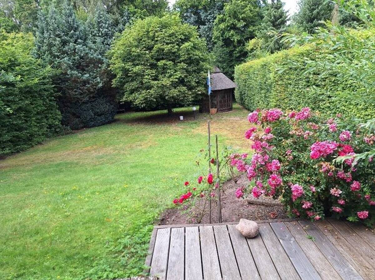Zweifamilienhaus mit Keller, Balkon und großem Garten – 33609 Bielefeld – Bild 1 von 9