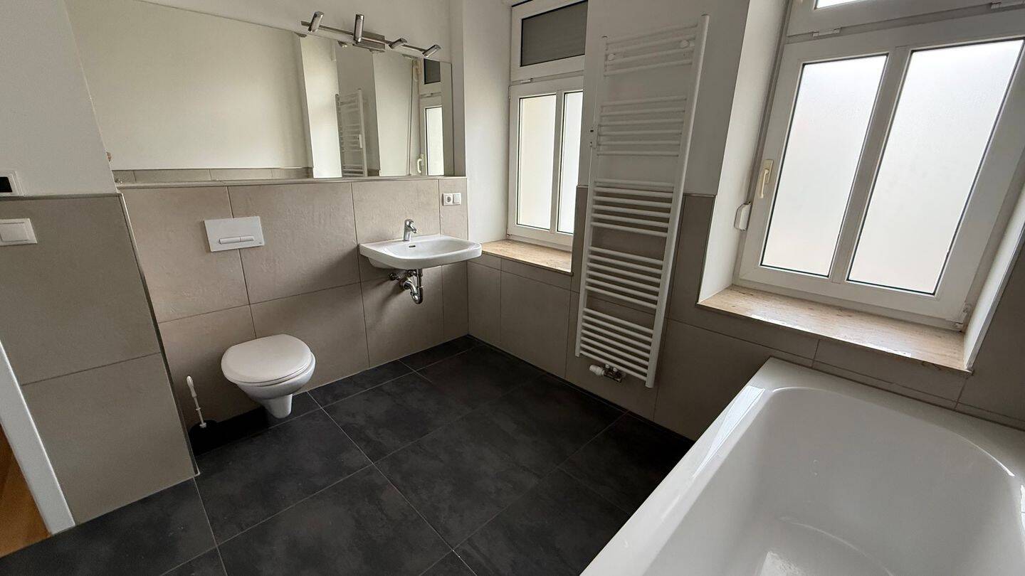 Terrasse - Stellplatz mgl. - Wanne u. Dusche - Parkett - Frei ab 1.4.26