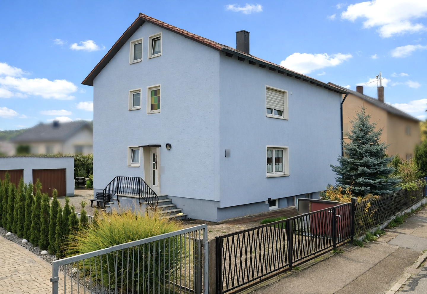 Gepflegtes Mehrfamilienhaus mit drei Wohneinheiten in Wenzenbach