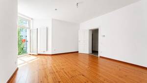 Nahe Helmholtzplatz: Bezugsfreie 3/4-Zimmer-Wohnung mit Renovierungspotenzial