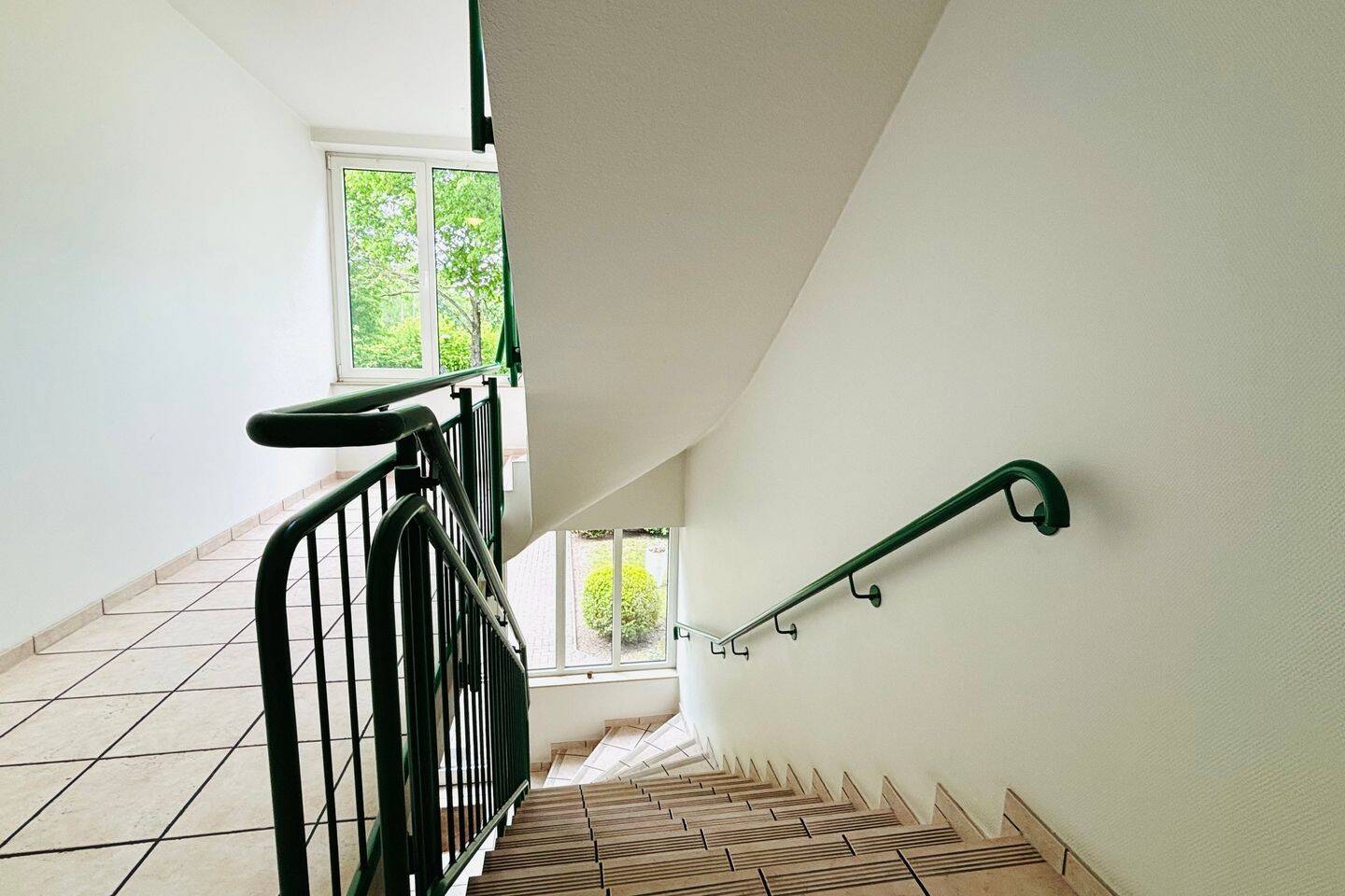 Lichtdurchflutete Wohnung mit Tiefgaragenstellplatz und Südbalkon – Lübeck – Vorschaubild 3