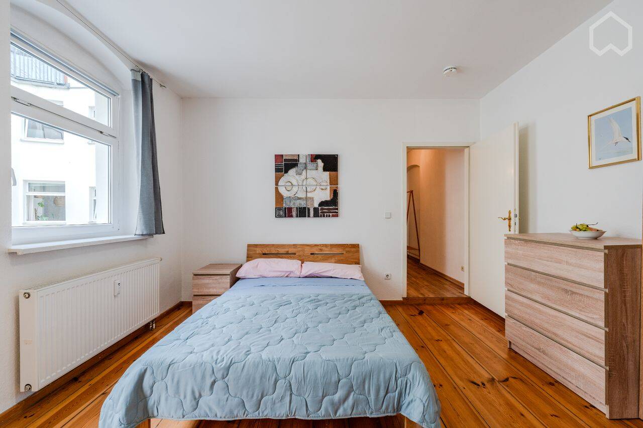 Bezugsfreie Single-Wohnung mit Innenhofblick im Simon-Dach-Viertel – Berlin – Vorschaubild 3