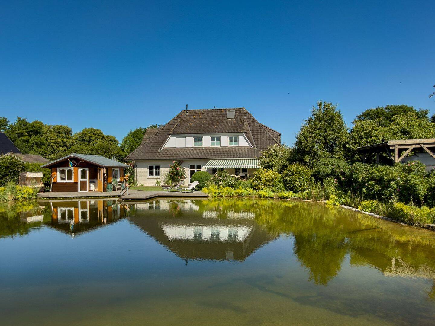 Großzügiges Einfamilienhaus mit Schwimmteich, Sauna und besonderem Wohnambiente – Rade – Bild 1 von 9
