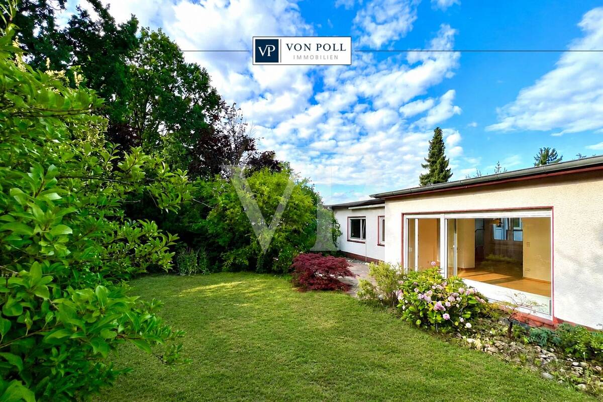 In ruhiger Grünlage: Renovierungsbedürftiger Reihenbungalow mit zwei Terrassen und Einliegeroption – 14165 Berlin – Bild 1 von 9