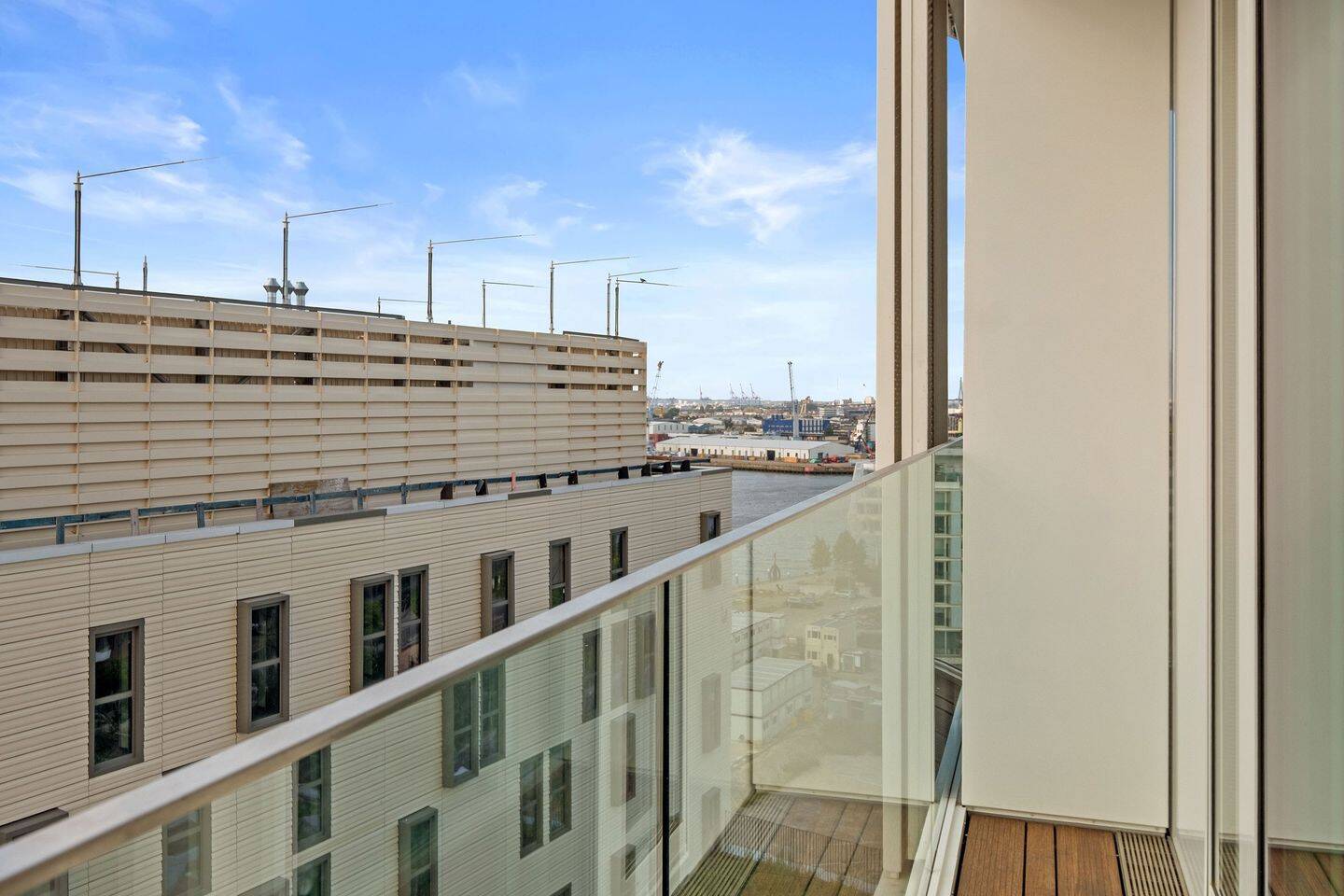 Exklusives, vollmöbliertes Design-Apartment mit Sonnenbalkon & Hafenblick – Hamburg – Vorschaubild 7