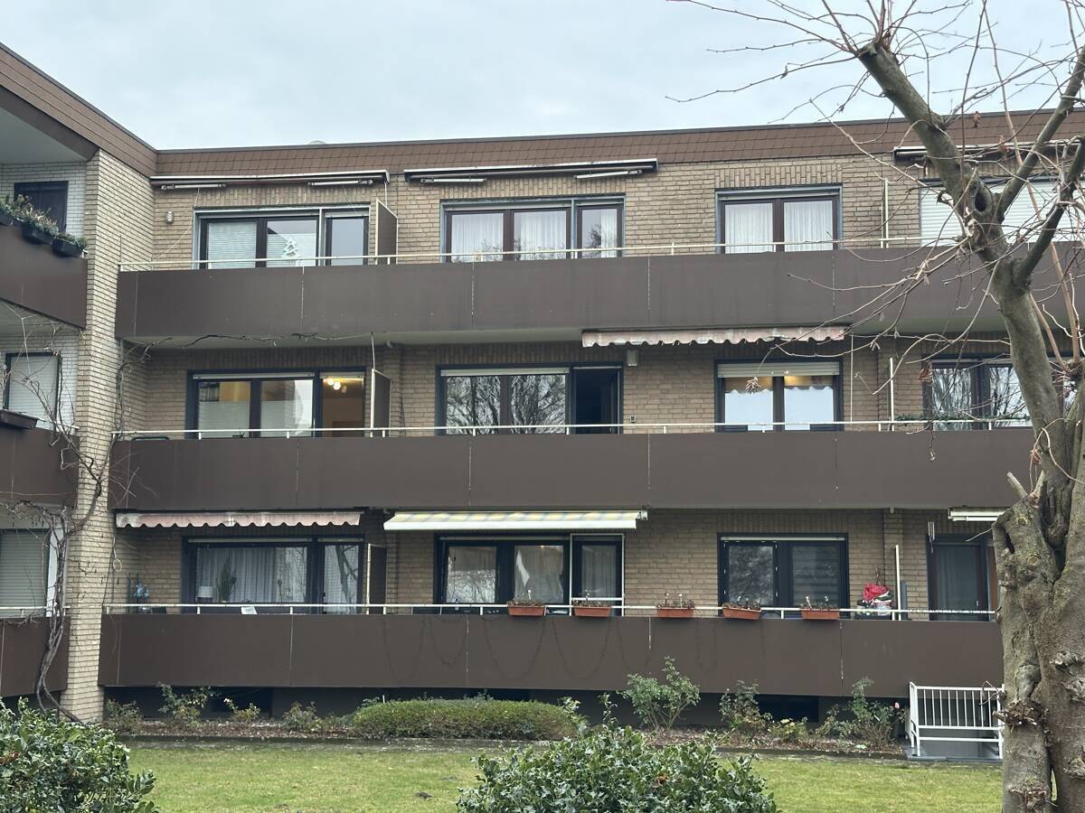 Neu renovierte 2-Zimmer-Wohnung mit Balkon, Kellerraum und PKW-Stellplatz in Verl zu verkaufen