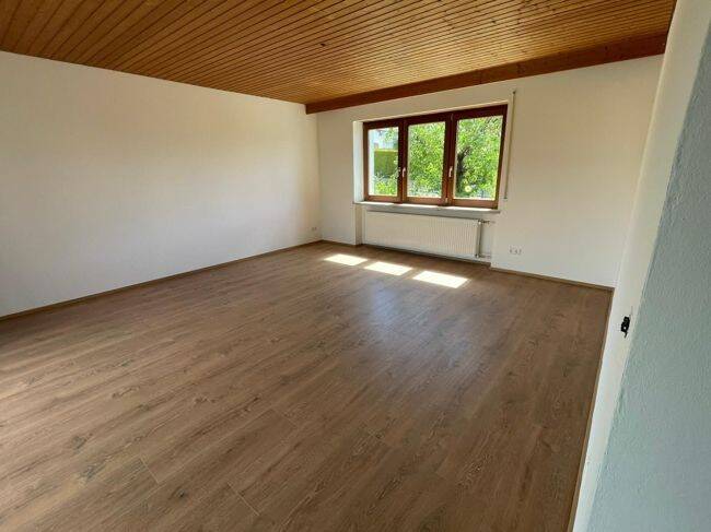 Ruhig gelegenes Haus mit großem Garten zwei abgeschlossene Wohnungen in Hanglage – Eching – Vorschaubild 6