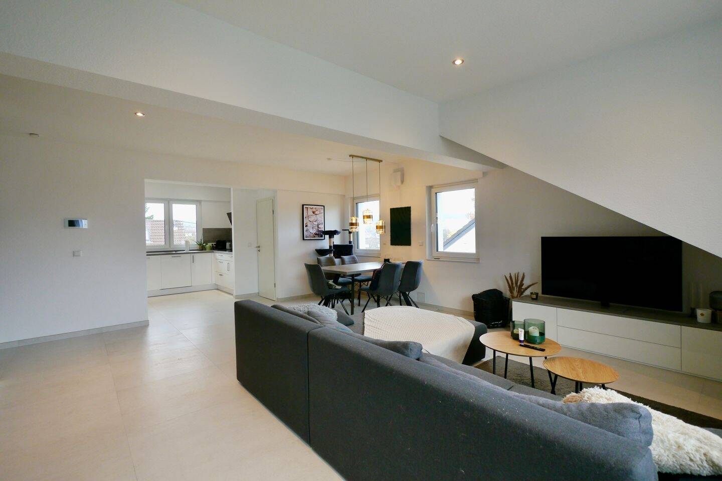 Moderne Dachgeschosswohnung in Taunusstein-Neuhof – Zweitbezug nach hochwertigem Ausbau (2024)