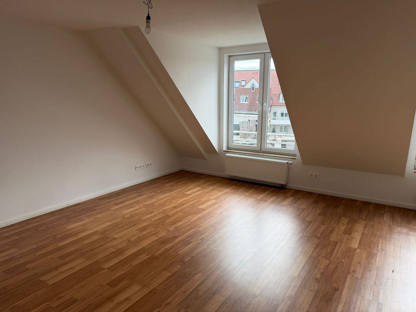 Helle 1-Zimmer Wohnung im Dachgeschoss nahe Hauptbahnhof – Lübeck – Vorschaubild 2