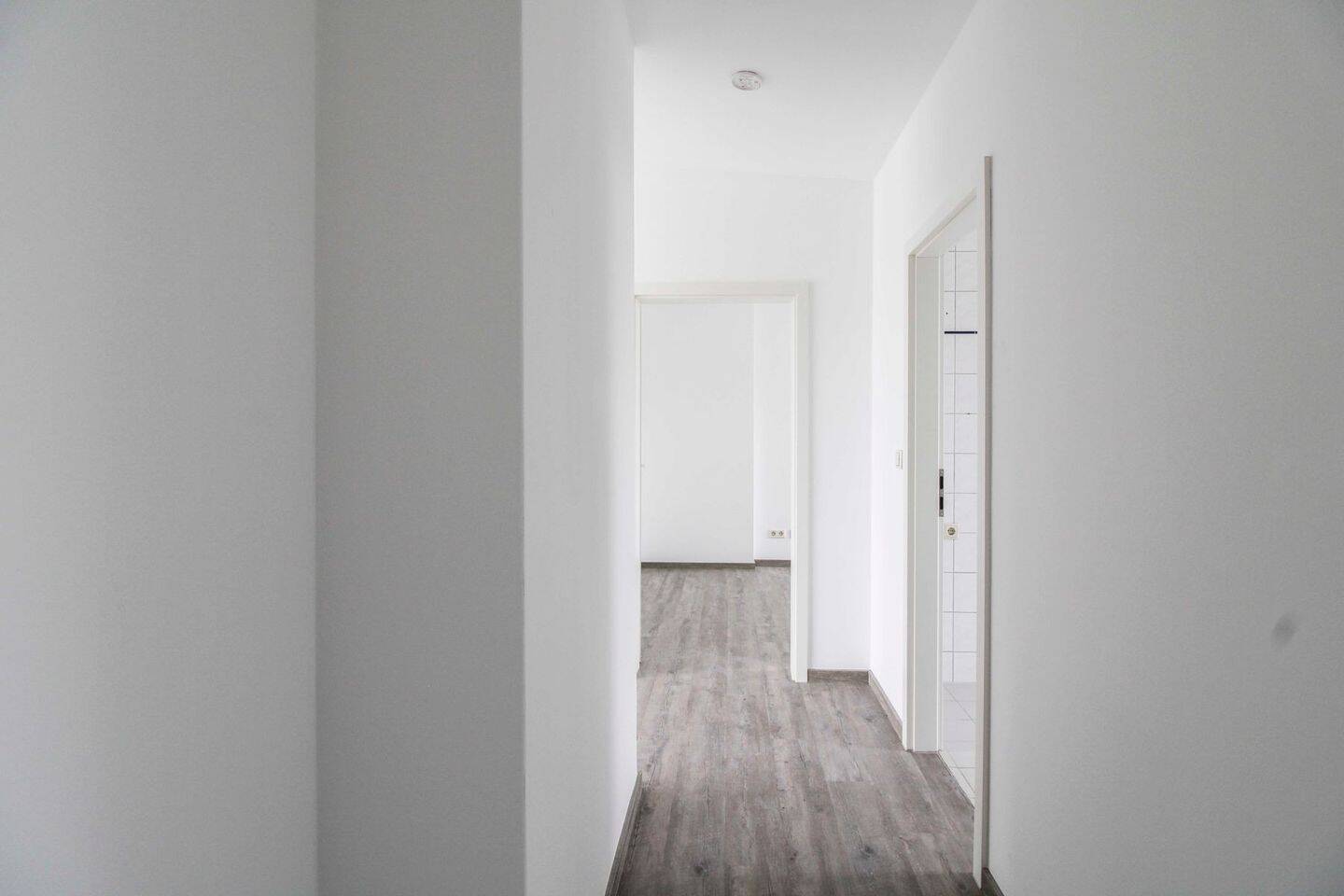 Sofort bezugsfrei: Frisch renovierte Dachgeschosswohnung (ohne Aufzug) im Altbau mit großem Balkon – Berlin – Vorschaubild 3