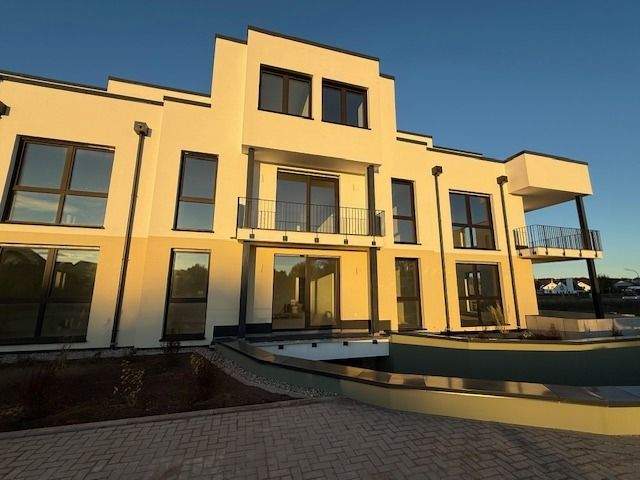 hochwertige  2 Zimmer Wohnung mit erstklassiger Ausstattung und Balkon !