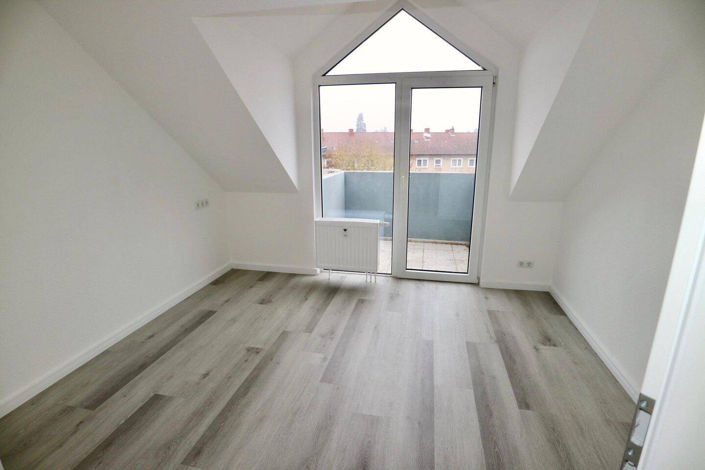 Helle 2-Zimmer-Dachgeschosswohnung mit Balkon, Einbauküche und 2 Stellplätzen in Eisenberg
