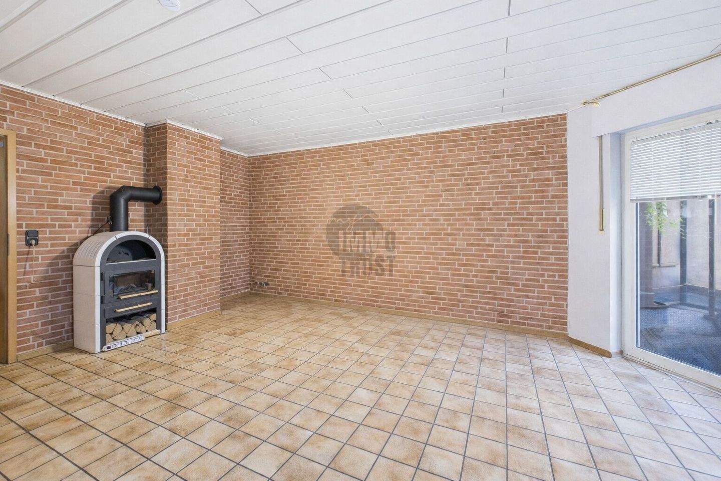 BUNGALOW IN RUHIGER LAGE MIT KAMIN, FUSSBODENHEIZUNG, MODERNEM BADEZIMMER UND ELEKTRISCHER GARAGE – Oldenburg – Vorschaubild 7