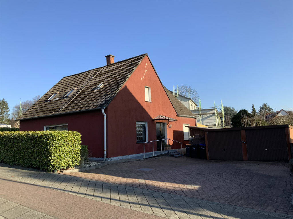 Freistehendes Einfamilienhaus mit großem Grundstück