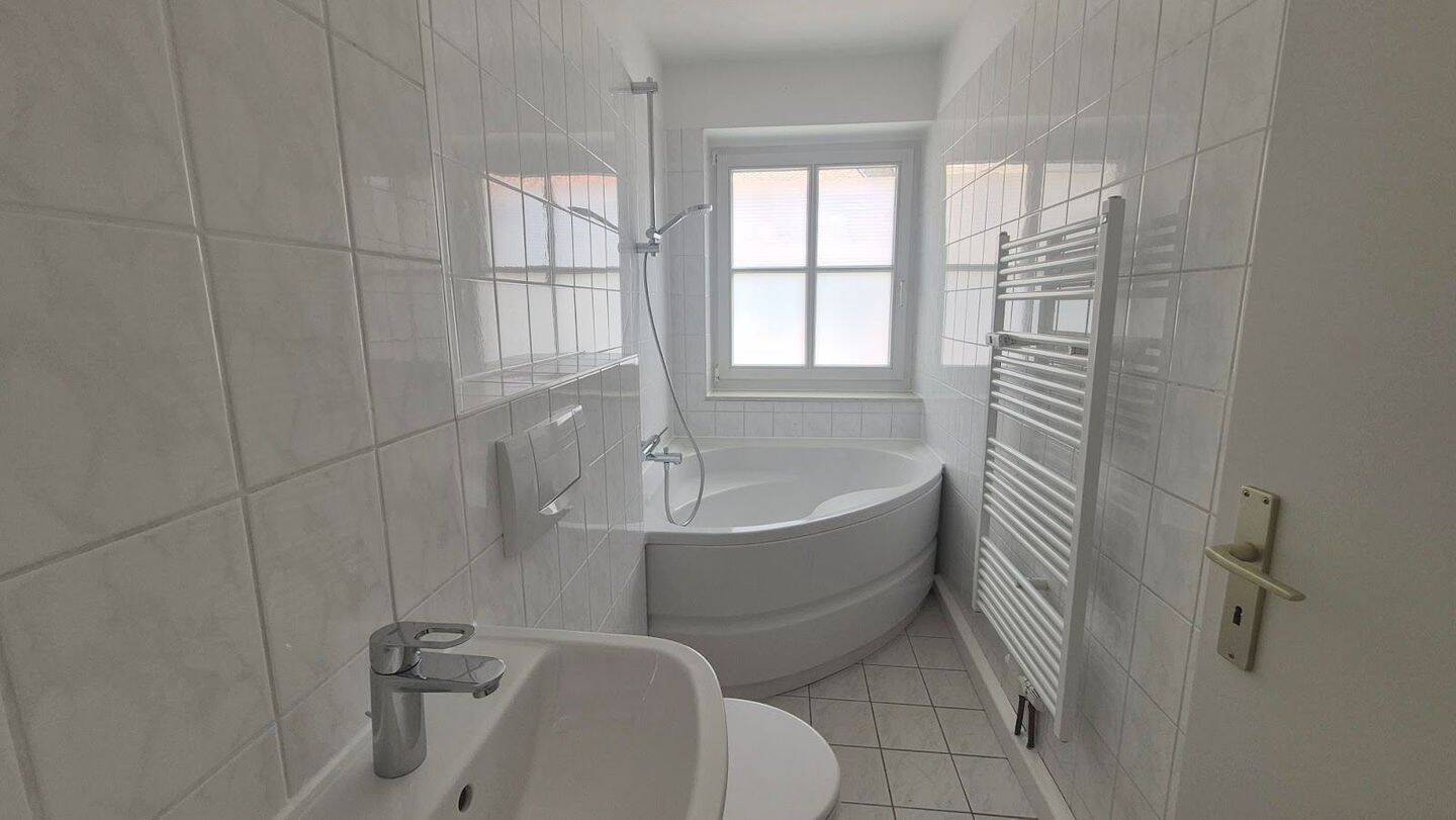 Zentral & ruhig mit Blick ins Grüne: Helle 2 Zimmer + Einbauküche + Laminat + Bad mit Fenster – Rostock – Vorschaubild 2