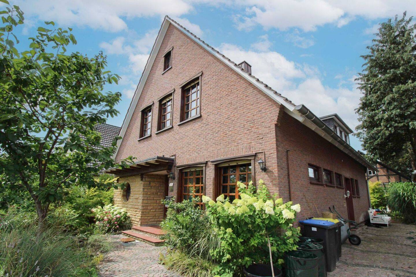 Handwerker aufgepasst! Großes Einfamilienhaus mit Nebengebäude und 800 m² Grundstück – Geeste – Bild 1 von 9