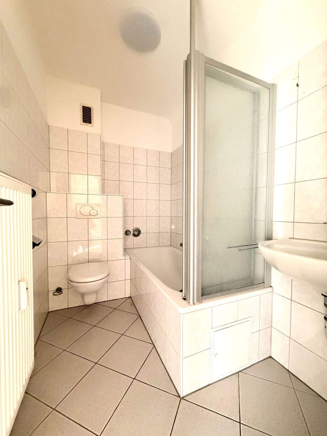 2 Zimmer mit 2 Balkonen direkt am Dutzendteich +++ mit Badewanne & WG-geeignet +++ – Nürnberg – Vorschaubild 6