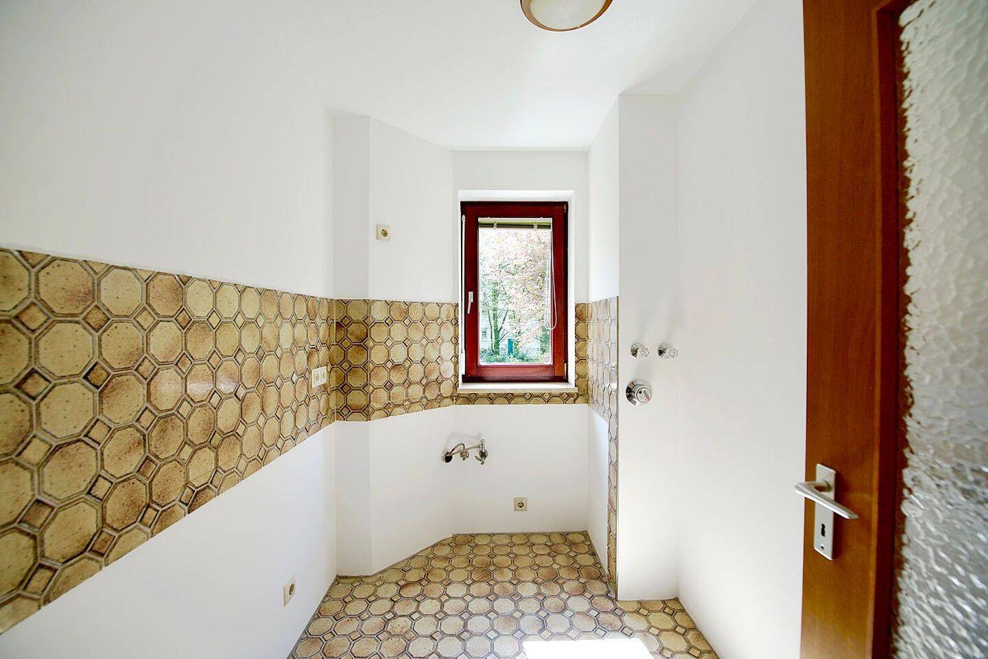 Klassiker in Schwabing: 2-Zimmer mit Balkon, Lift und Parker! – München – Vorschaubild 6