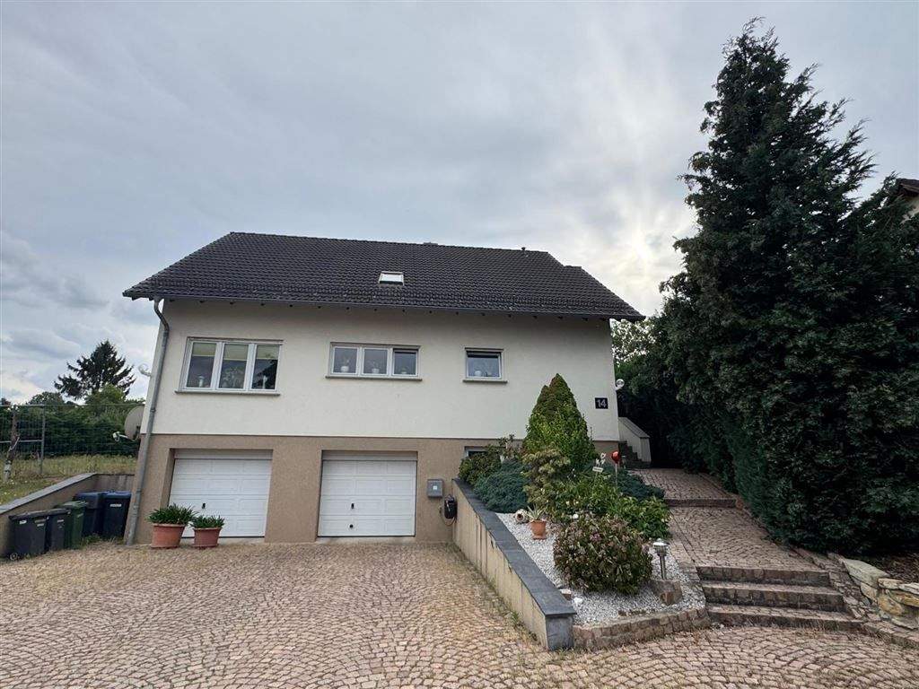 Einfamilienhaus mit separat nutzbarer Wohnung (2-Generationenhaus oder Vermietung) und schönem Grundstück zum fairen Preis! – Altenburg – Bild 1 von 9