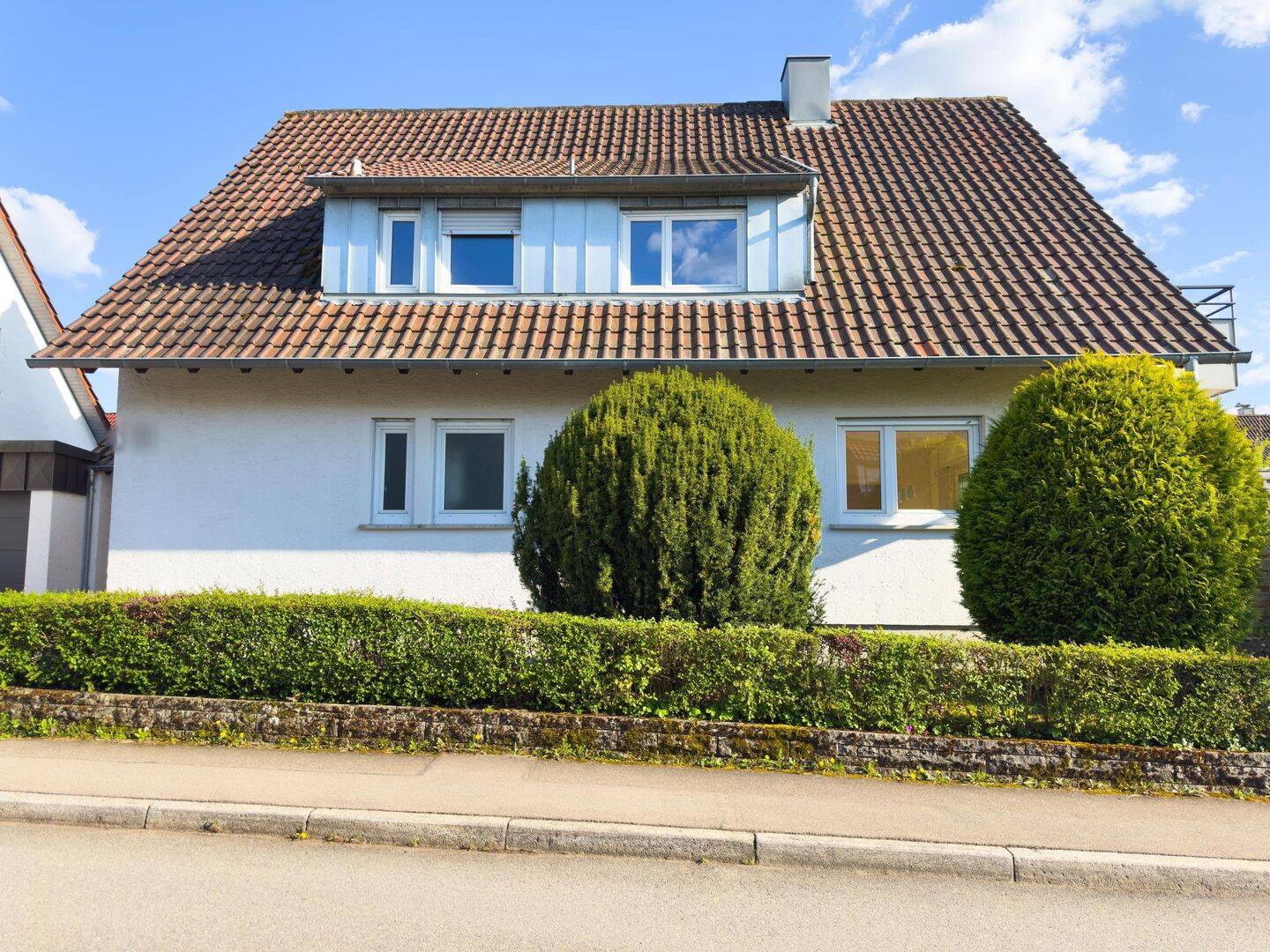 Wohnen, Arbeiten, Vermieten: Vielseitiges Zweifamilienhaus mit Garten und Garage – Bempflingen – Bild 1 von 9