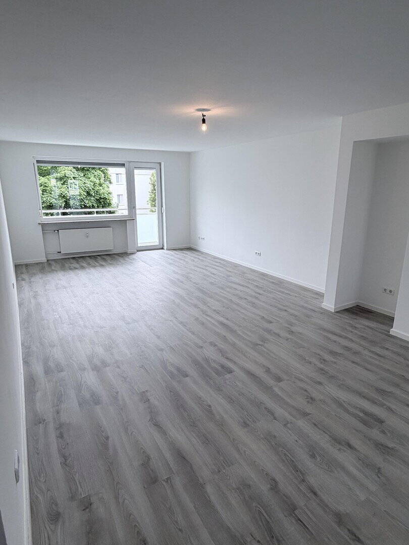Lichtdurchflutete 3 Zimmer Wohnung in München-Moosach mit Balkon,Loggia &Moderner Sanierung – München – Bild 1 von 9