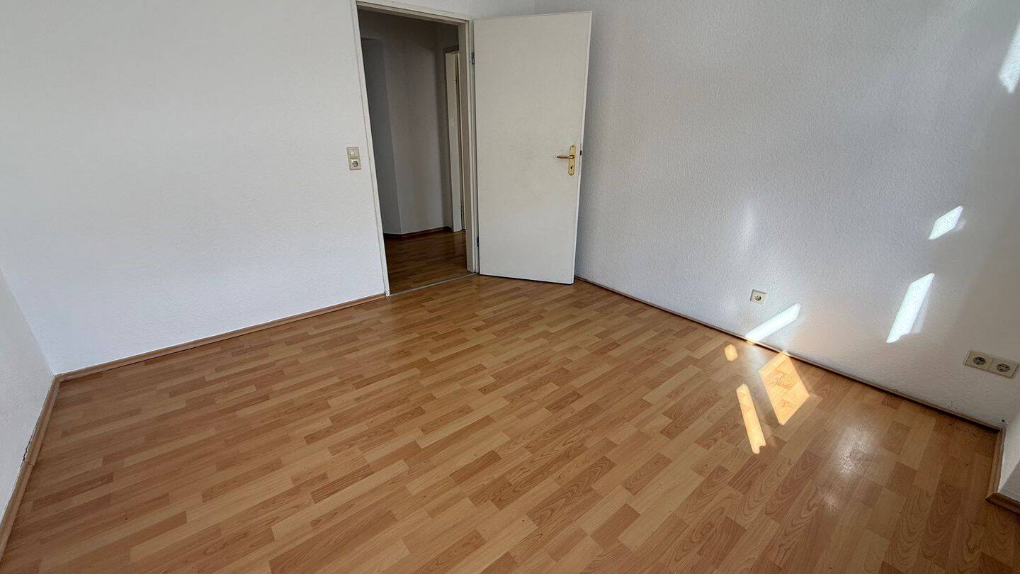 1. OG mit Aufzug / neues Laminat wird verlegt oder Kaltmietfrei mögl. – Chemnitz – Vorschaubild 7