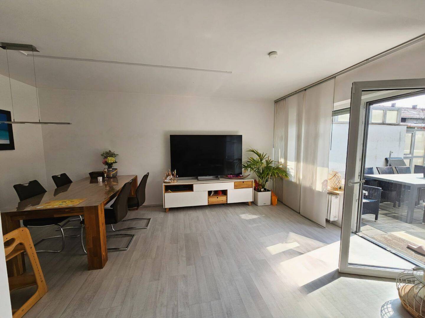 N-Kornburg großzügiges RMH mit optimaler Raumaufteilung, zeitgemäß saniert, mit gepflegtem Garten, Balkon und Garage. – Nürnberg – Vorschaubild 6