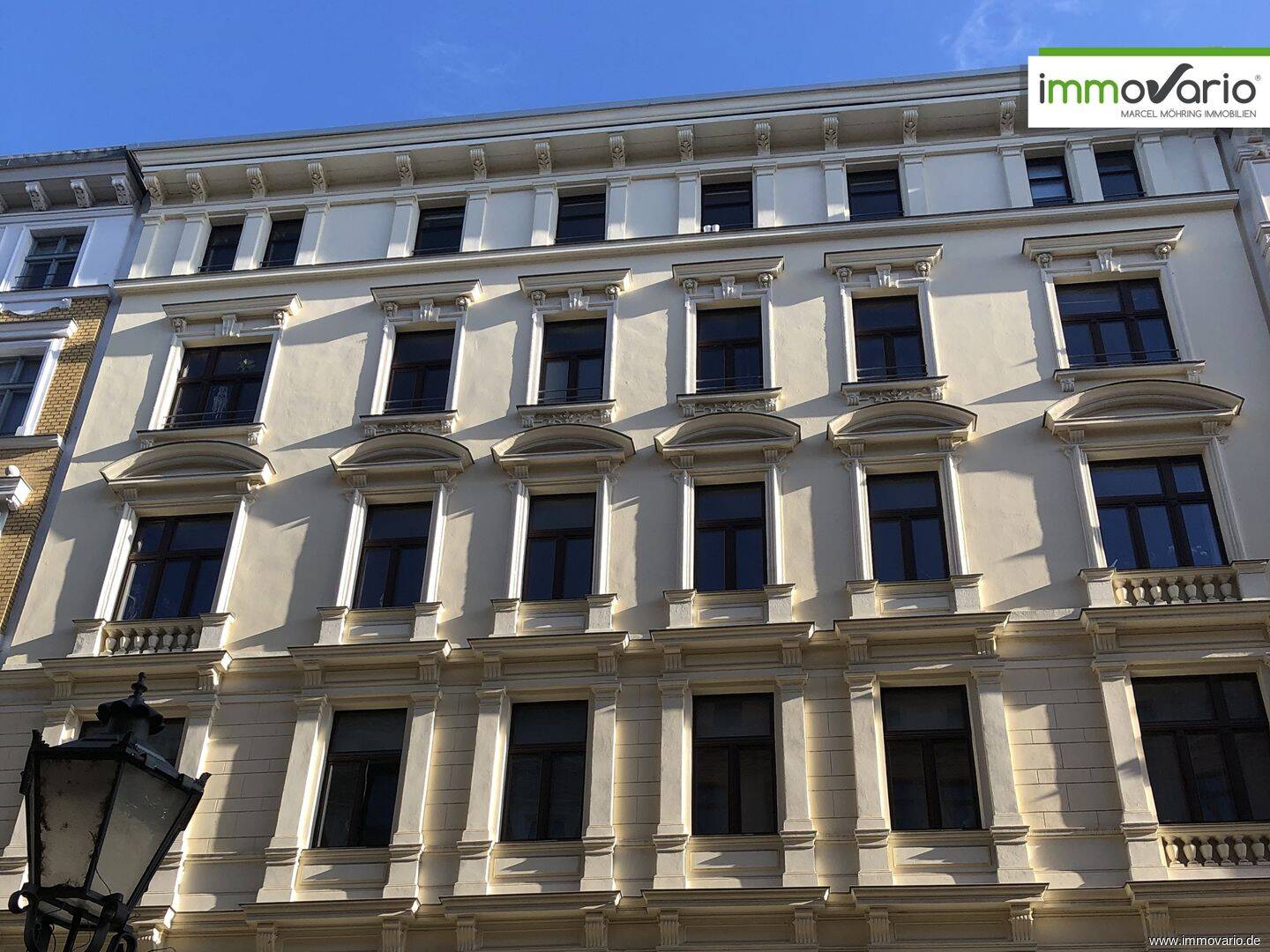 Mitten in der City! 2-Raum Dachgeschosswohnung in bester Innenstadtlage mit Tageslichtbad und Wanne. – Magdeburg – Bild 1 von 9
