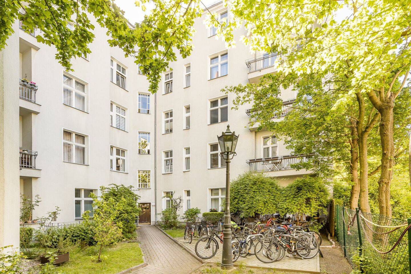 Endlich gefunden, traumhafte Altbauwohnung mit Balkon im bayrischen Viertel in Wilmersdorf – Berlin – Vorschaubild 2