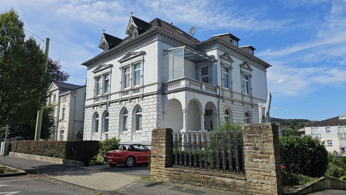 Modernisiertes Wohnen in gepflegter Altbau-Villa mit Balkon – Hagen – Vorschaubild 2