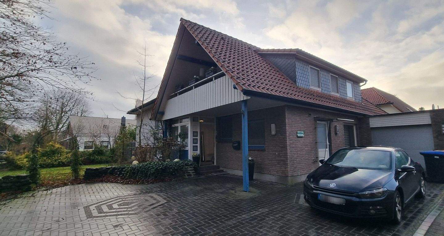 Einzigartiges Einfamilienhaus über drei Etagen mit Whirlpoolwanne und Sauna - in Obenstrohe (Varel) – Varel – Bild 1 von 9