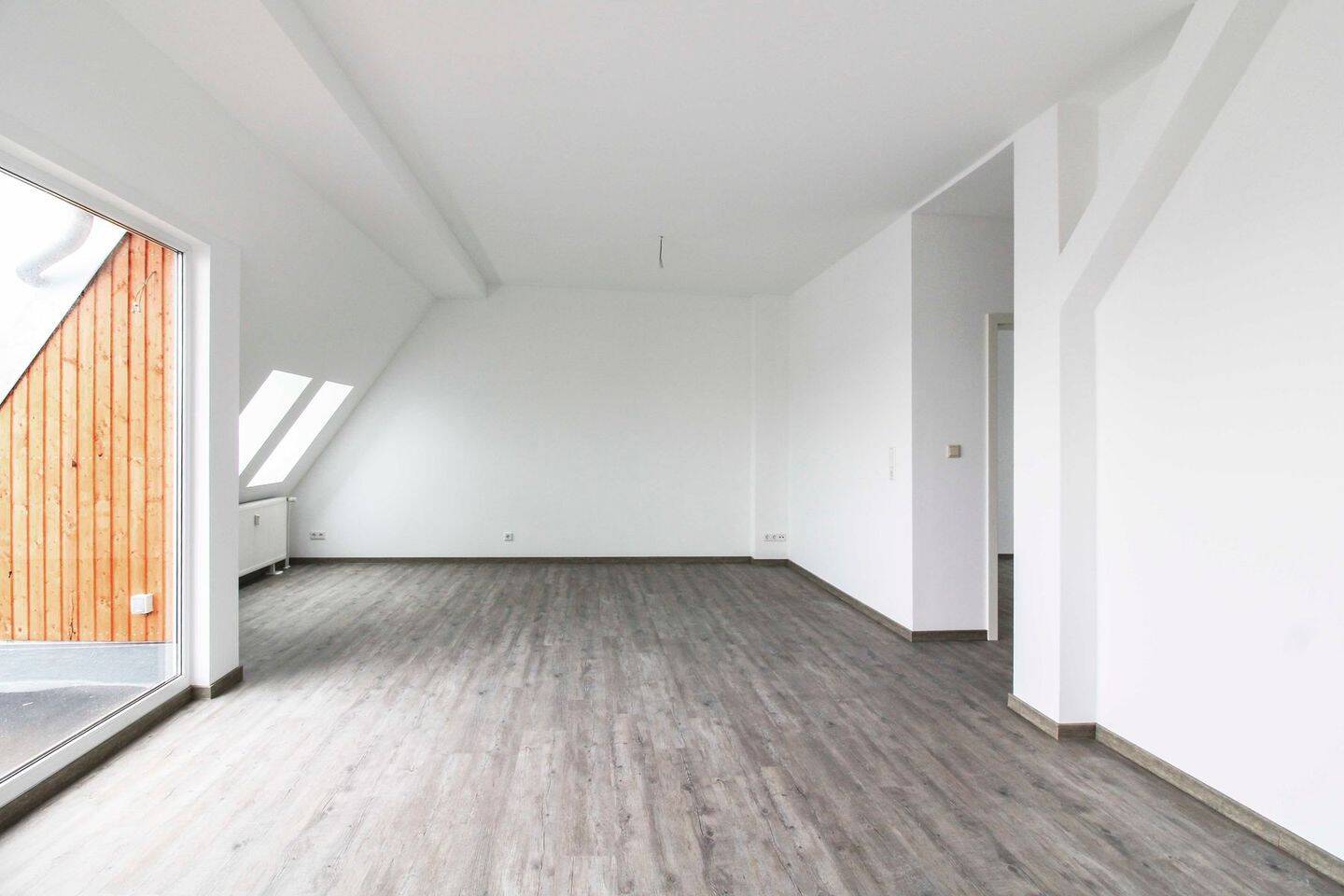 Sofort bezugsfrei: Frisch renovierte Dachgeschosswohnung (ohne Aufzug) im Altbau mit großem Balkon