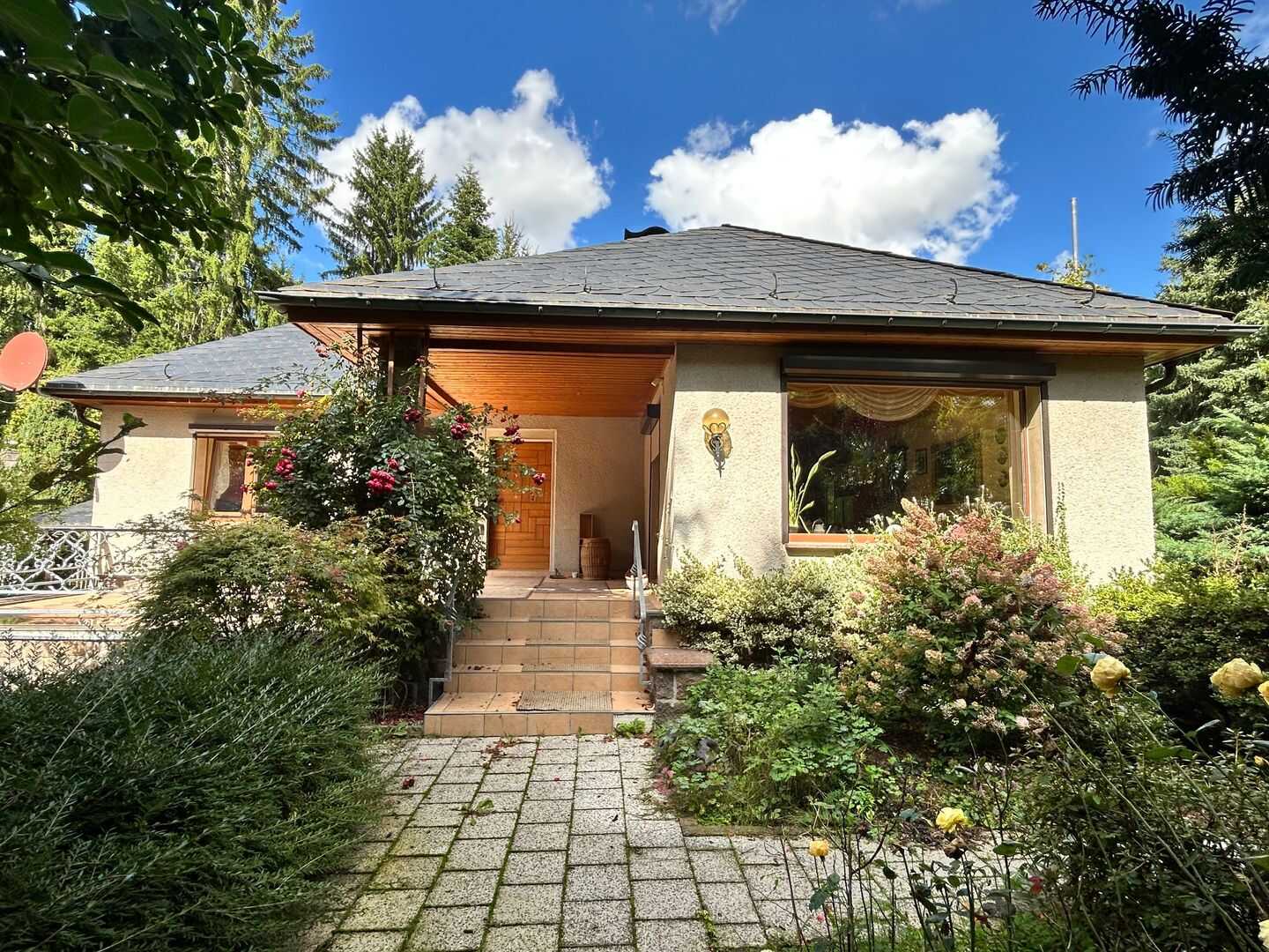 +++CHARMANTES EINFAMILIENHAUS IM BUNGALOW-STIL MIT GROßEM IDYLLISCHEM WALDGRUNDSTÜCK+++ – Chemnitz – Vorschaubild 4