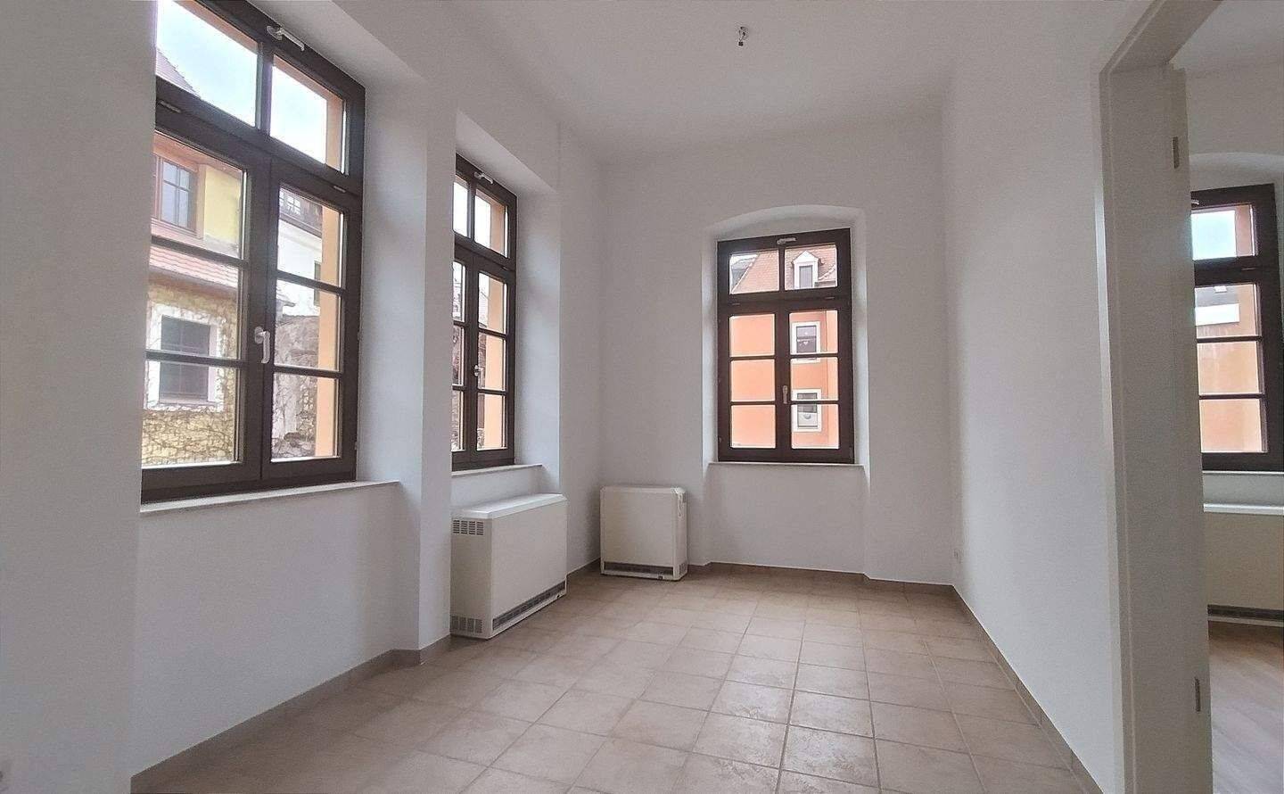 1.OG mit sonnigem Balkon! Sogar ein Weinkeller ist dabei...Dazu Esszimmer, Gäste-WC. Weinkeller und Stellplatz im Carport vorhanden – Bautzen – Vorschaubild 5