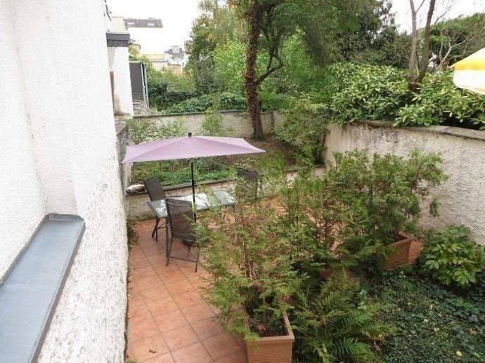 **Traumhaft** Schicke 2 ZKDB im gepflegten Altbau, Einbauküche und Außenfläche inklusive!**