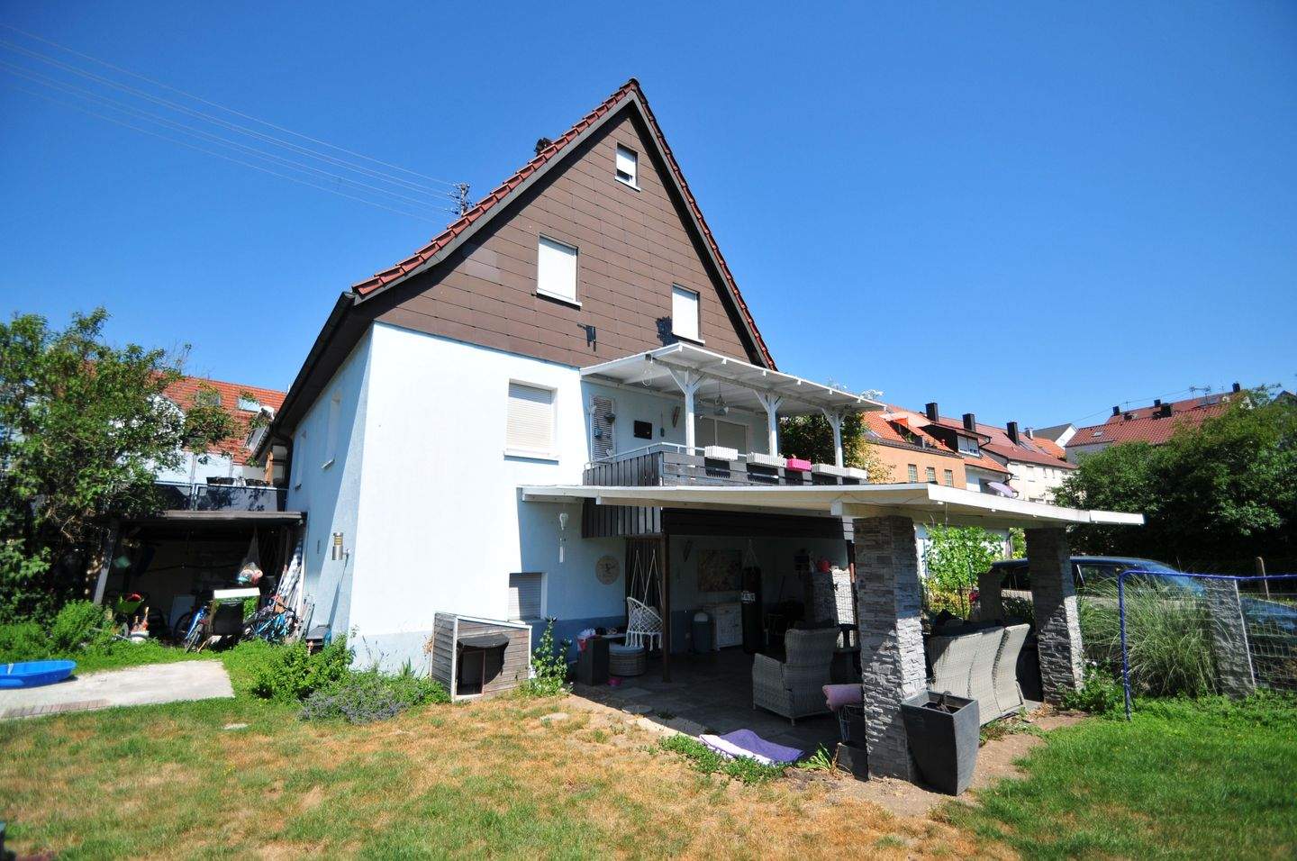 + Einfamilienhaus (DH) mit großem Garten - PKW-Stellplatz - überdachte Terrasse & Balkon + – Leutenbach – Bild 1 von 9