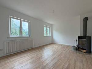 Kaufen statt mieten, renovierte 3-Zi.-Wohnung mit Kaminofen, neuem Bad und Gartennutzung