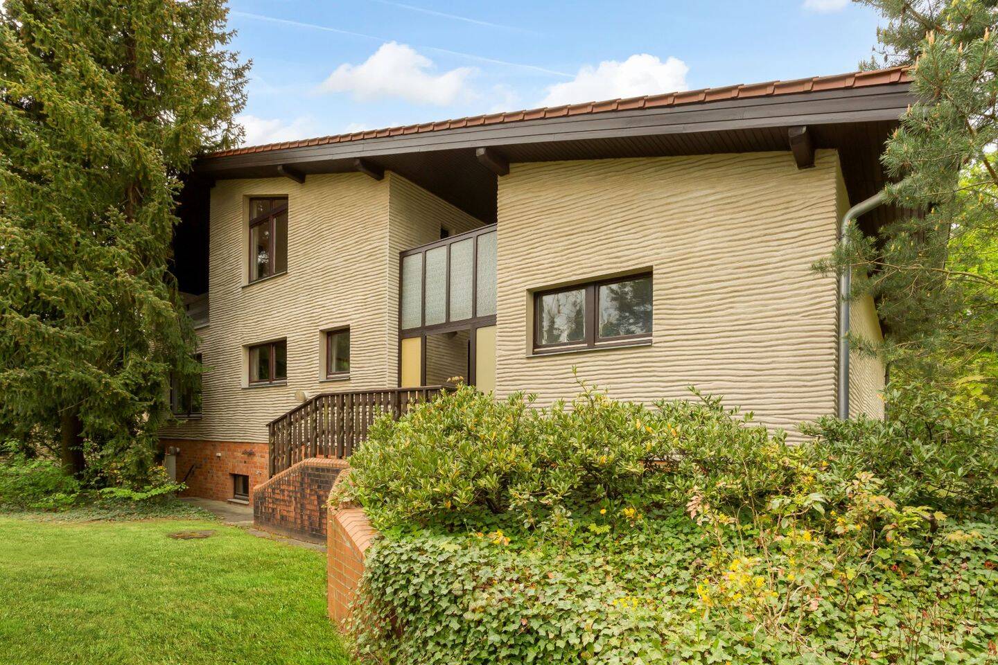 Besonderes Architektenhaus mit großem Eckgrundstück in Mahlsdorf-Süd