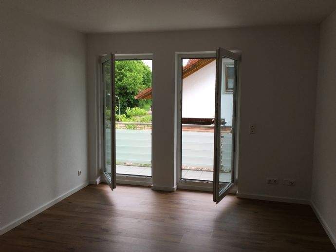 Helle, ruhige 3-Zi-Wohnung im 1.OG mit EBK, 2 Bäder und 2 große Balkone! Direkt am Park! – München – Vorschaubild 2
