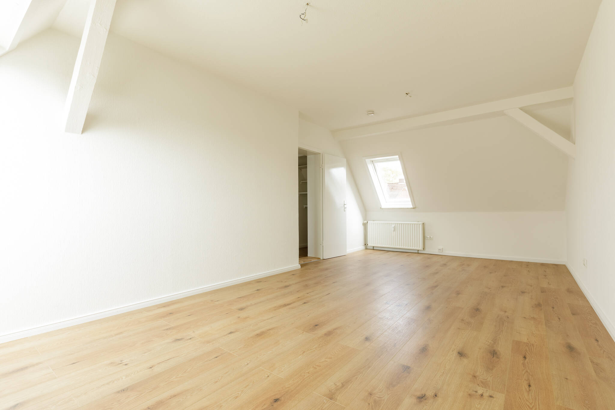 Ab 15.10. - Sanierte DG-Wohnung auf Wunsch mit Garten – Kiel – Vorschaubild 3