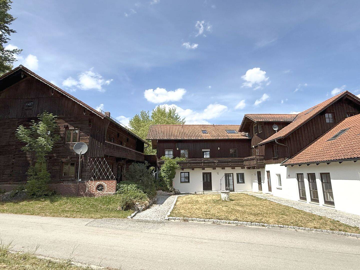 Vielseitig nutzbares Anwesen mit 5 Wohneinheiten, Lagerhalle und Teich – Bad Birnbach – Vorschaubild 2