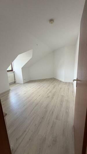 Schöne 3-Zimmer DG Wohnung mit modernisierter Küche und Balkon – 91056 Erlangen – Vorschaubild 5