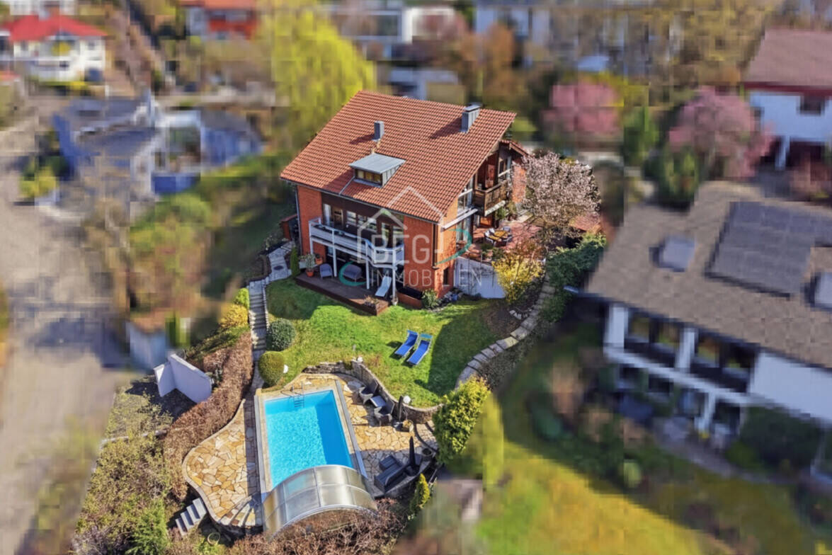 Großzügige Villa mit Einliegerwohnung, Pool und Panoramablick am Fuße der Achalm