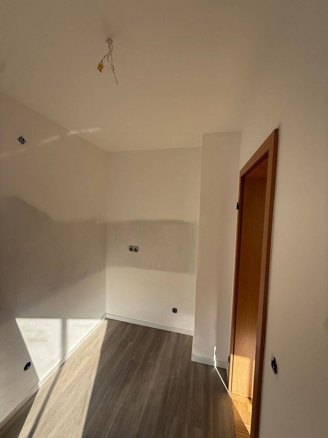 Frisch renovierte 2-Zimmer-Wohnung mit Balkon // Hochwertige neue Einbauküche inkl. Geräten // Modernisierte Böden // München-Kirchtrudering – München – Vorschaubild 9