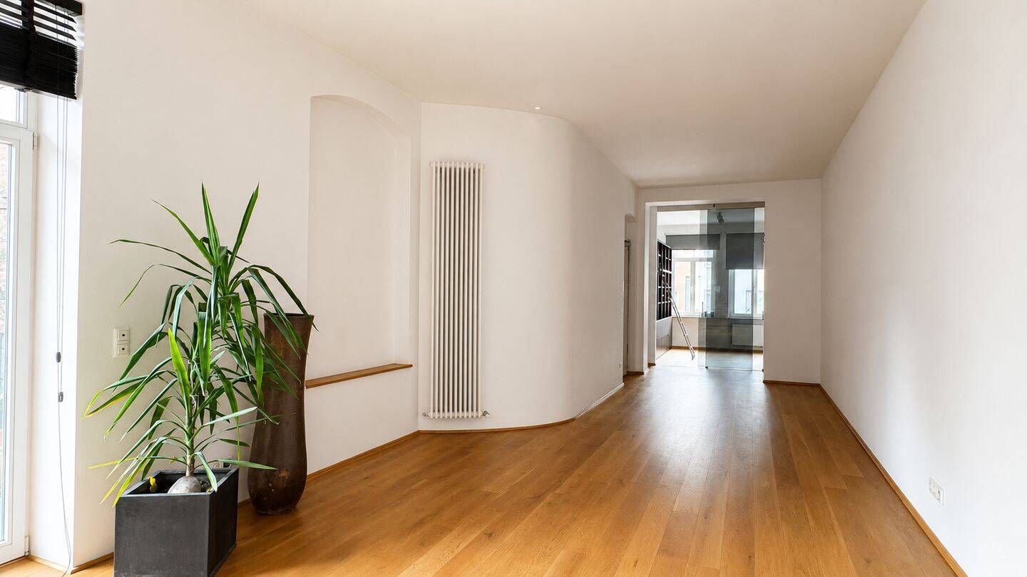 Traumhafte, sanierte Vierzimmer-Altbauwohnung mit großer Balkonterrasse – Düsseldorf – Vorschaubild 5