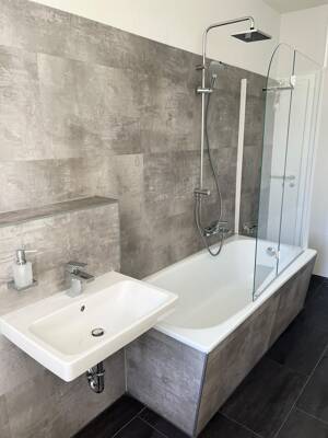In Renovierung: modernes Bad und hochwertige Einbauküche – 39108 Magdeburg – Vorschaubild 1